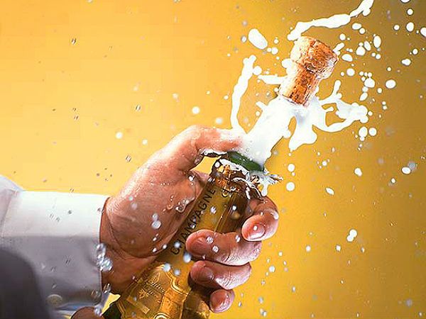 Z jaką siłą wylatuje korek z butelki szampana?