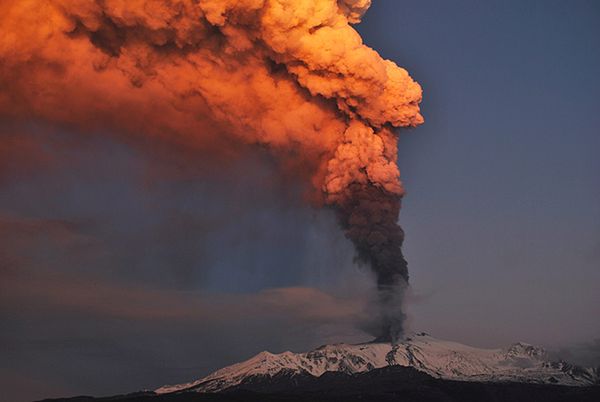 Wybuchł największy wulkan Europy - popiół utrudnia loty