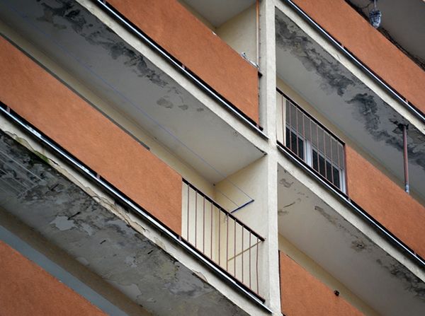 Stalowa Wola: ojciec oskarżony o wyrzucenie syna przez balkon