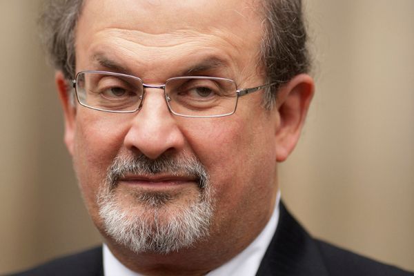 Media ufundowały nagrodę za głowę Salmana Rushdiego