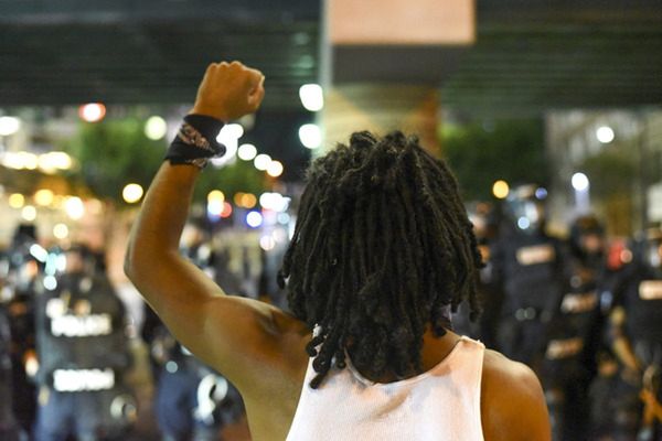 Kolejne protesty w Charlotte, władze wprowadzają godzinę policyjną