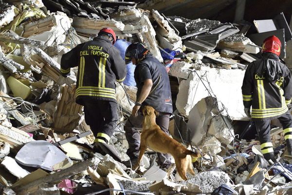 Trzęsienie ziemi we Włoszech. Najnowszy bilans: 67 zabitych, blisko 400 rannych. Obcokrajowcy wśród ofiar