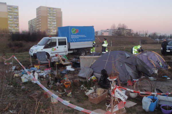 Bezdomną z Poznania, koczującą przy trasie PST, wywieziono do Gdańska