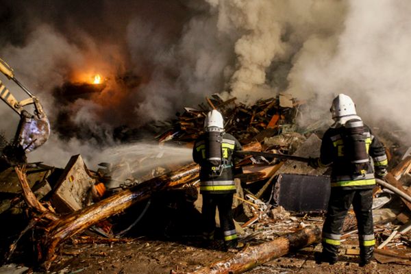 Gigantyczny pożar fabryki mebli w Suchedniowie