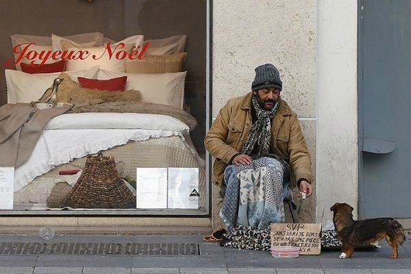 Duży problem we Francji. Ponad trzy i pół miliona osób osób bezdomnych