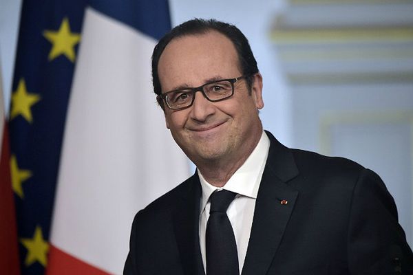 Druga szansa prezydenta Francji. Zawdzięcza to reakcji na ataki terrorystyczne