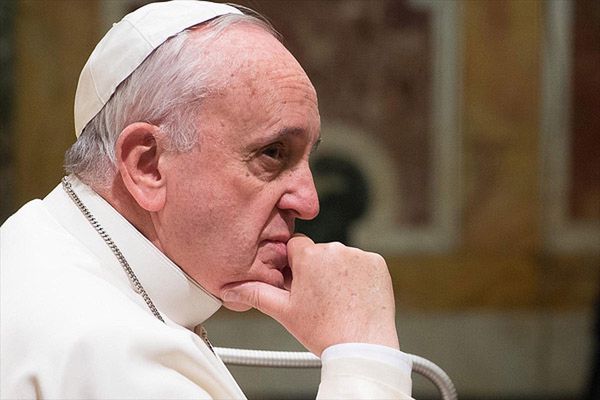 Papież do nowych kardynałów: światowe życie zamroczy bardziej niż grappa