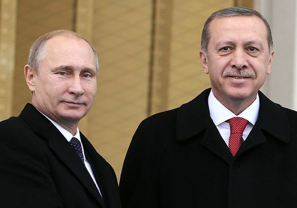 Putin i Erdogan zacieśniają współpracę, by odzyskać wpływy - ocenia "Le Figaro"