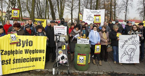 Toksyczne odpady z Salwadoru przypłyną do Polski. Mieszkańcy Dąbrowy Górniczej protestują