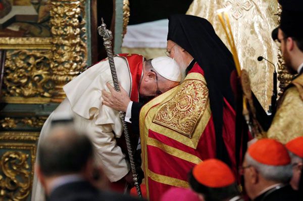 Papież schylił się przed patriarchą Bartłomiejem, prosząc o błogosławieństwo