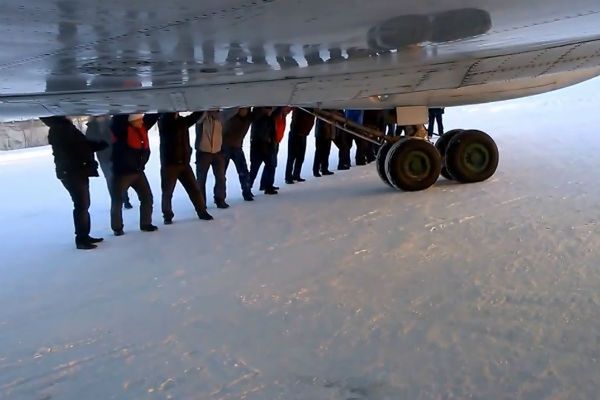 Rosja: pchali samolot, żeby mógł wystartować