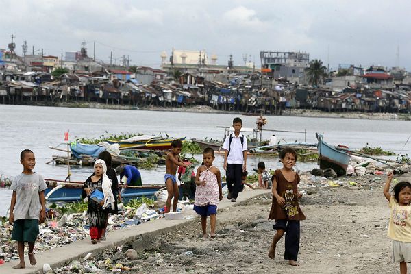Pół miliona Filipińczyków uciekło przed tajfunem Hagupit