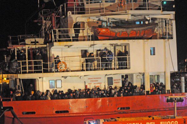 Statek pełen imigrantów porzucony przez załogę u wybrzeży Włoch