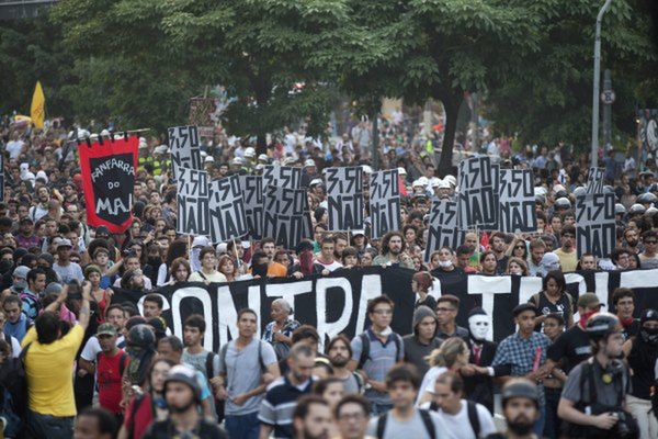 Protest przeciwko podwyżce cen biletów na transport miejski w Sao Paulo