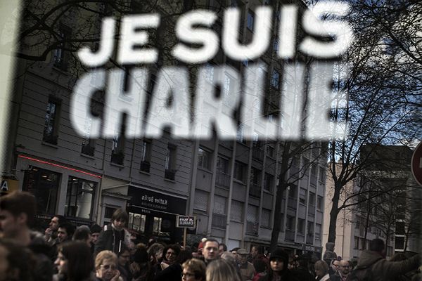 Nowa okładka "Charlie Hebdo" z karykaturą Mahometa i napisem "wszystko wybaczone"