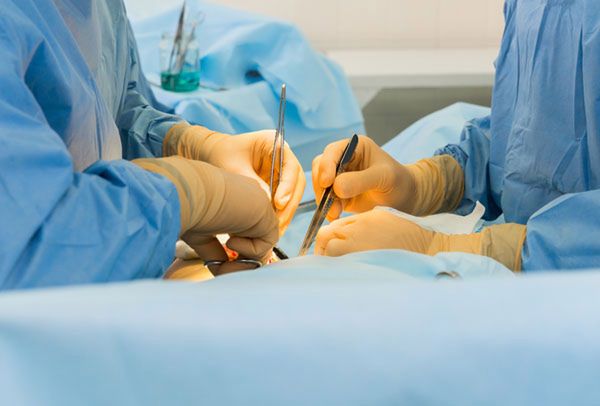 Wrocław: Chirurdzy wszczepili stymulator, który przywróci funkcje cewce moczowej