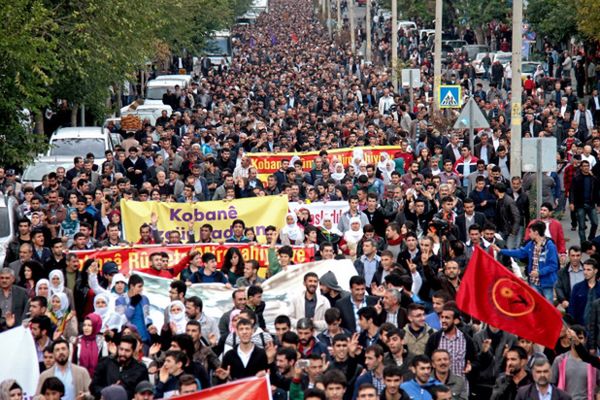 Kurdowie manifestują, by wyrazić solidarność z oblężonym Kobane