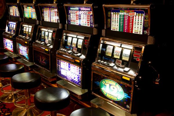 Walka z hazardem trwa. Zarekwirowano 120 nielegalnych automatów do gier losowych
