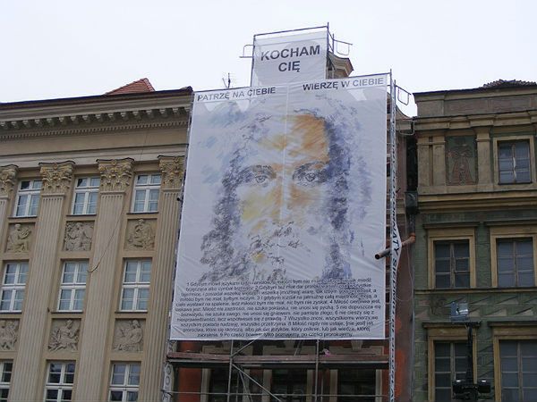 Jezus patrzy na poznańskim Starym Rynku na klientów pubów i klubów go-go