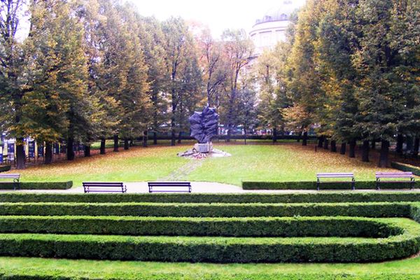 Nazwali Ogród Zamkowy im. Ofiar Katynia i Sybiru. Protesty radnej z SLD
