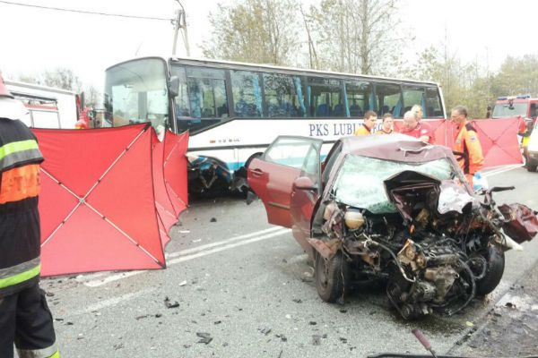 Śmiertelny wypadek w Miasteczku Śląskim. Osobówka zderzyła się z autobusem