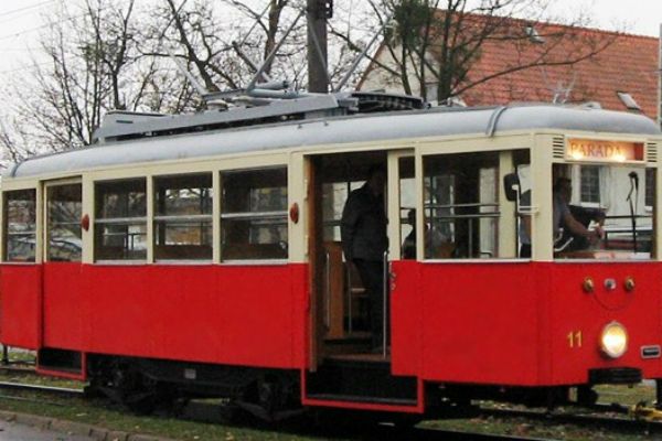 Zabytkowy tramwaj krąży po śląskich miastach. Promuje Muzeum Powstań Śląskich