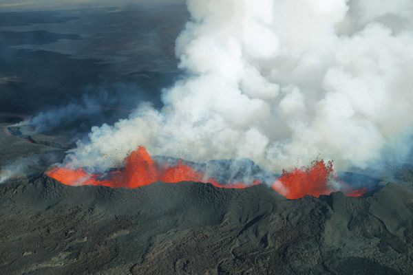 Aktywny wulkan na Islandii sprawia kłopoty