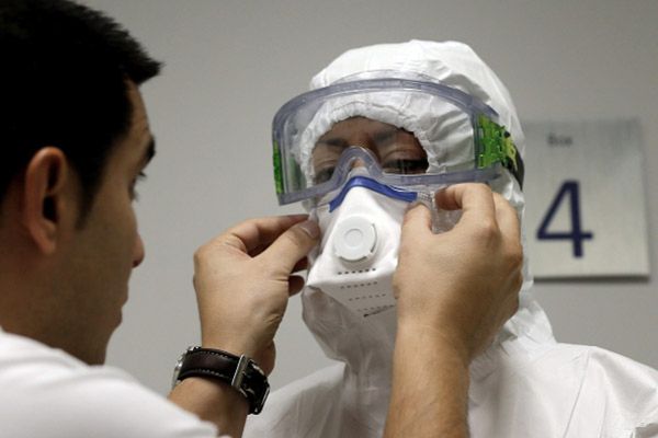 Pielęgniarki o Eboli: brakuje kombinezonów i szkoleń; sanepid uspokaja