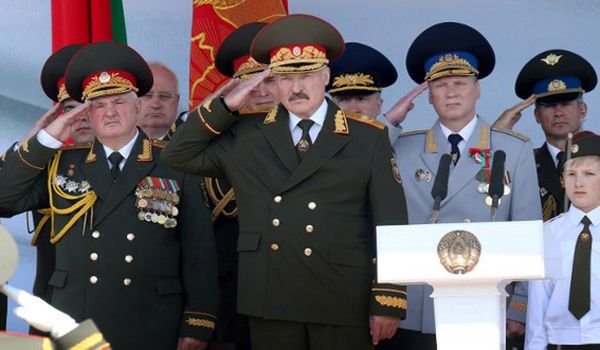 Łukaszenka w rozkroku. Zyskał politycznie na konflikcie ukraińskim, ale ma też powody do obaw