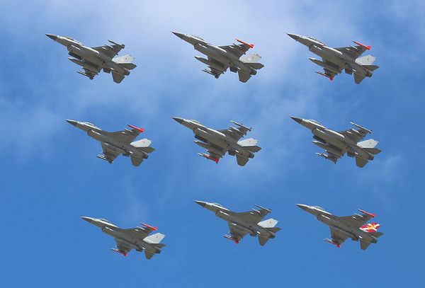 Parlament Danii zatwierdził wysłanie myśliwców F-16 do walki z IS