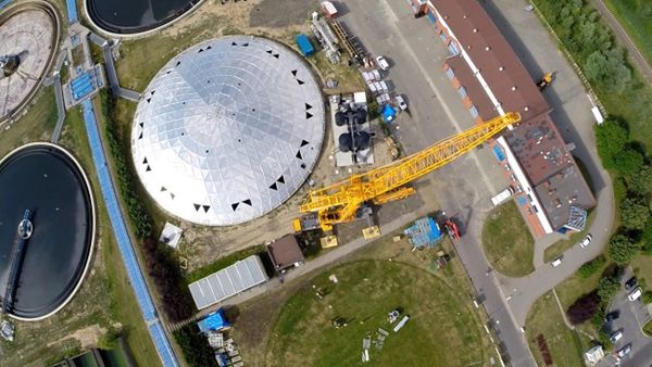 Montują "kosmiczne" kopuły w oczyszczalni ścieków w Koziegłowach