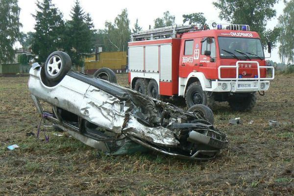 Wypadek samochodowy w Mąkoszynie. 24-letni kierowca nie żyje