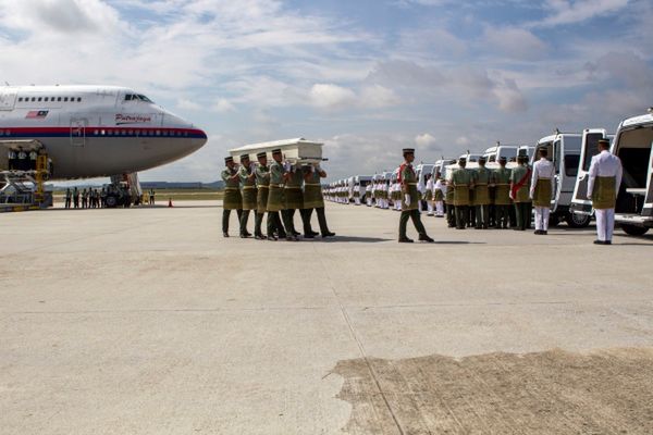 Pierwszy samolot z ciałami Malezyjczyków przyleciał do kraju