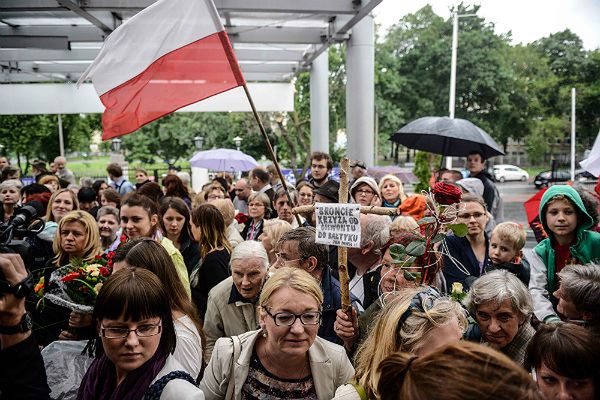 W Londynie protest przed polską ambasadą w obronie prof. Bogdana Chazana