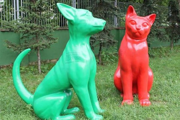 Figury psa i kota krążą po Poznaniu. Kto je znajdzie, dostanie nagrodę!