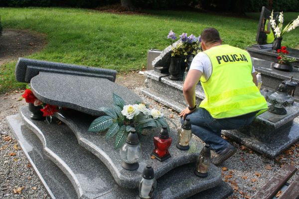 Pijany mężczyzna dewastował nagrobki na średzkim cmentarzu. Grozi mu do 5 lat więzienia