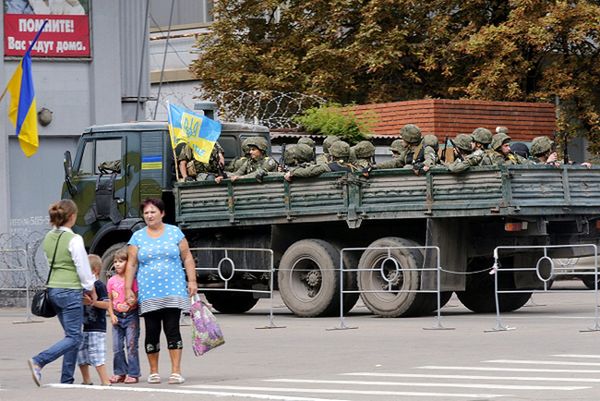Kruchy rozejm na wschodzie Ukrainy i zapowiedź wymiany jeńców