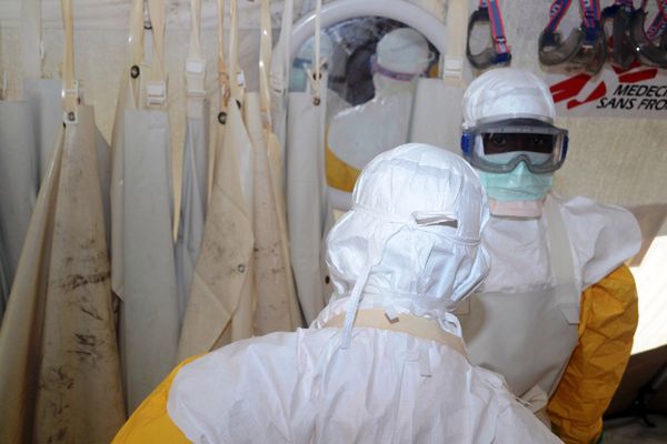 Pracownik organizacji humanitarnej zaraził się wirusem Ebola