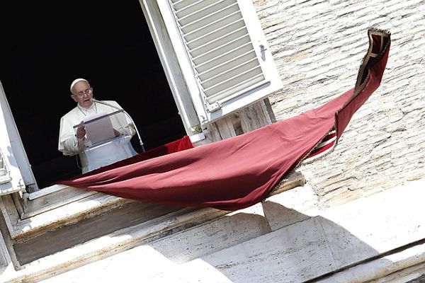 Prasa: ani Franciszek, ani Benedykt XVI nie planują wakacji