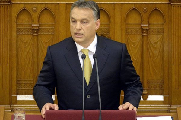 Węgrzy wbijają Ukrainie nóż w plecy