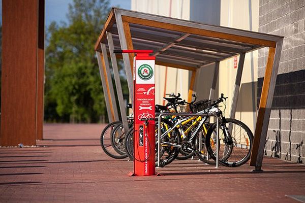 Kolejne samoobsługowe stacje naprawy rowerów w Warszawie