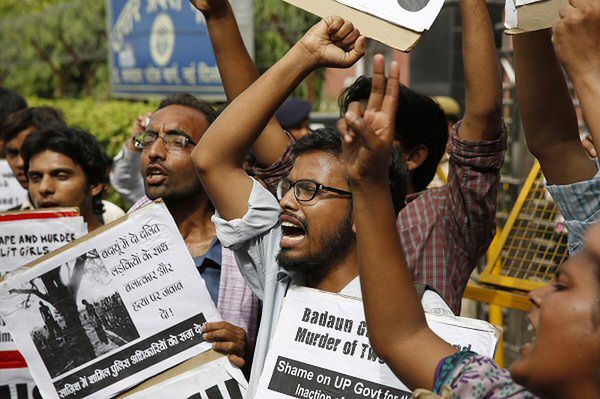 Brutalny atak na nastolatki w Indiach. Zwolniono policjantów