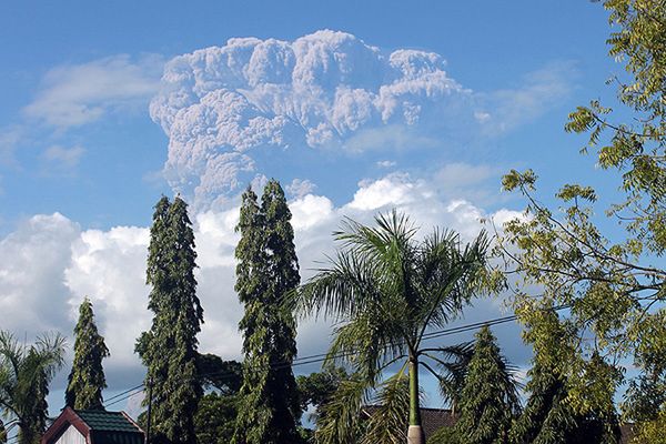 "Spektakularna erupcja wulkanu Sangeang Api". Ruch lotniczy sparaliżowany