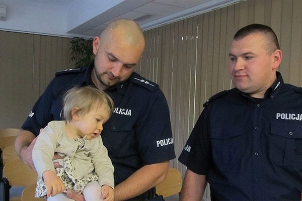 Policjanci pomogli rodzącej kobiecie. Teraz spotkali się z dzieckiem