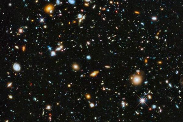 Kolorowy obraz odległego Wszechświata uzyskany przez Teleskop Hubble'a