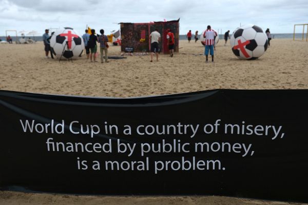 Mundial przysłoni problemy Brazylijczyków? Dla wielu wydatki na sportową imprezę to zbrodnia