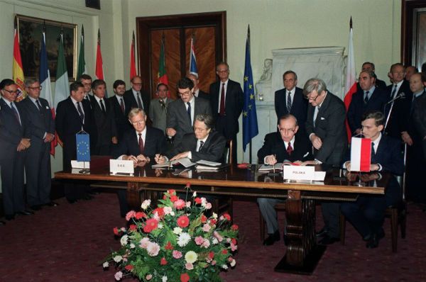 25 lat polityki zagranicznej III RP. Sukcesy i porażki polskiej dyplomacji