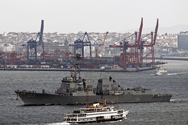 Amerykański niszczyciel USS Truxtun wpłynął na Morze Czarne