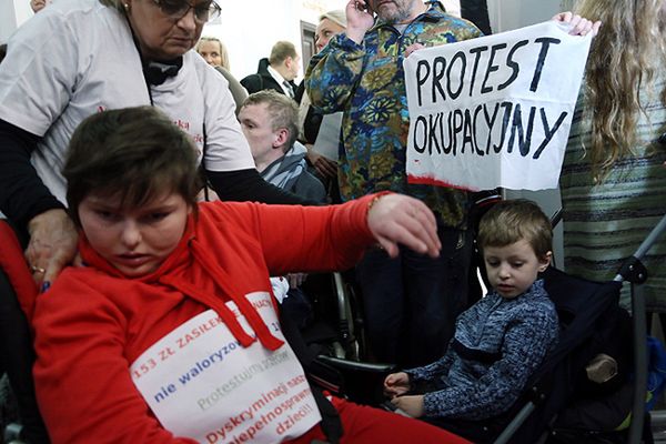 Protest rodziców z niepełnosprawnymi dziećmi w sejmie