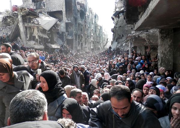 Gigantyczna kolejka po jedzenie. 18 tys. Palestyńczyków uwięzionych w potrzasku syryjskiej wojny